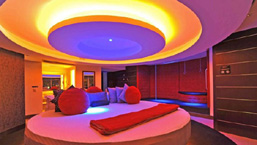 Circular bed with crazy porn lighting in a Motel de Paso